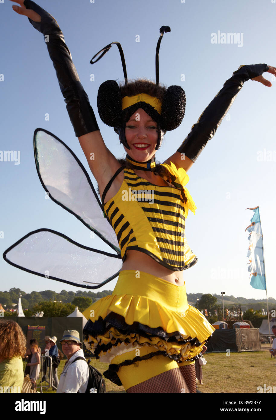 Stiltwalker Honey Bee festival di Glastonbury Somerset REGNO UNITO Europa Foto Stock