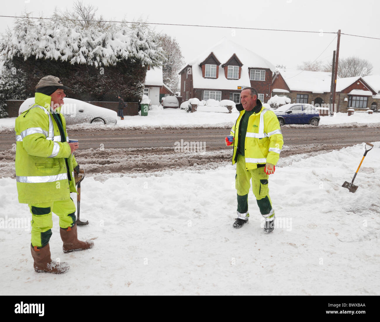 I lavoratori del Consiglio prendendo un tè break dalla rimozione di neve. Foto Stock