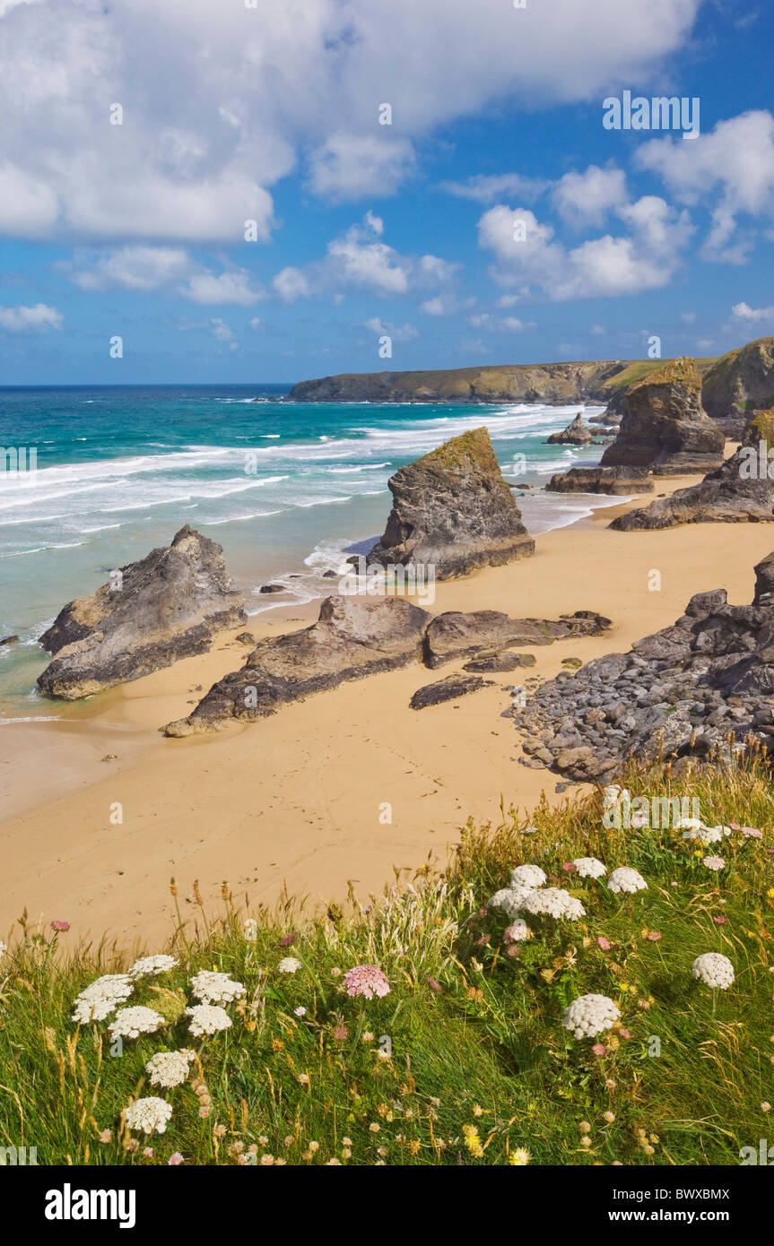 Bedruthan Steps e spiaggia a bassa marea Nord Cornovaglia Inghilterra UK GB Europe Foto Stock