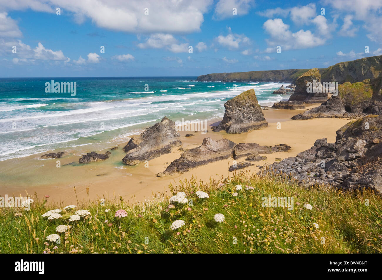 Tregurrian e la spiaggia con la bassa marea North Cornwall Inghilterra UK GB EU Europe Foto Stock