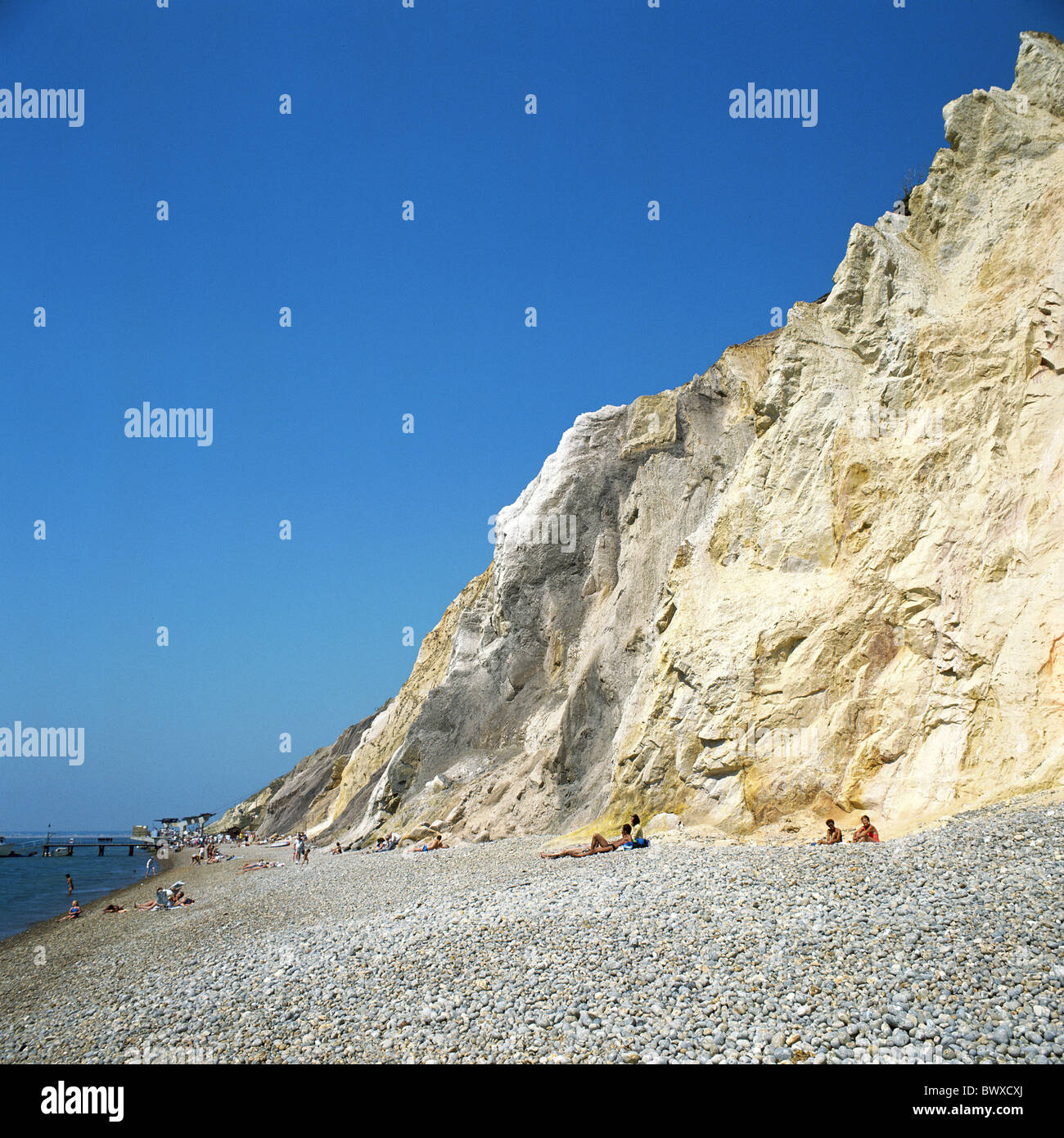 Allume Bay Inghilterra Gran Bretagna Europa Isle of Wight persona mare color sabbia e scogliera spiaggia di pietra Foto Stock