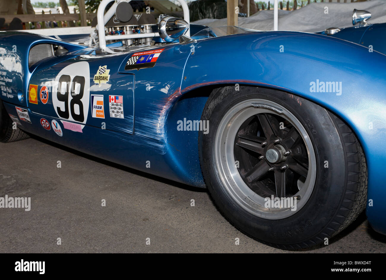 Graffiato e raschiato 1965 Lola-Chevrolet T70 Spyder. Nel paddock al 2010 Goodwood, Sussex, Inghilterra, Regno Unito. Foto Stock