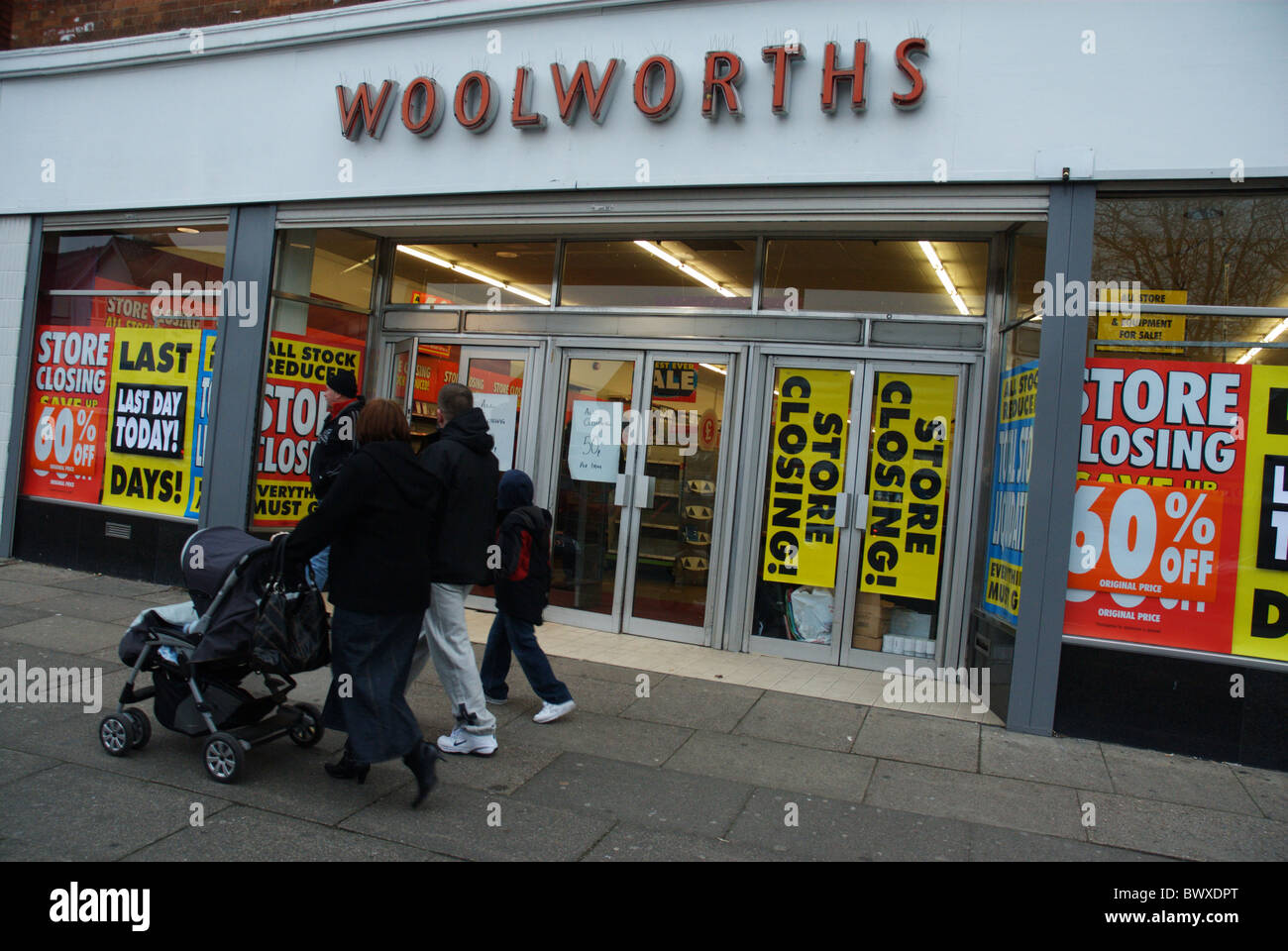 Magazzino Woolworths chiusure in tutto il Regno Unito. Il clima economico forza la chiusura dei negozi famosi sulla strada alta. Foto Stock