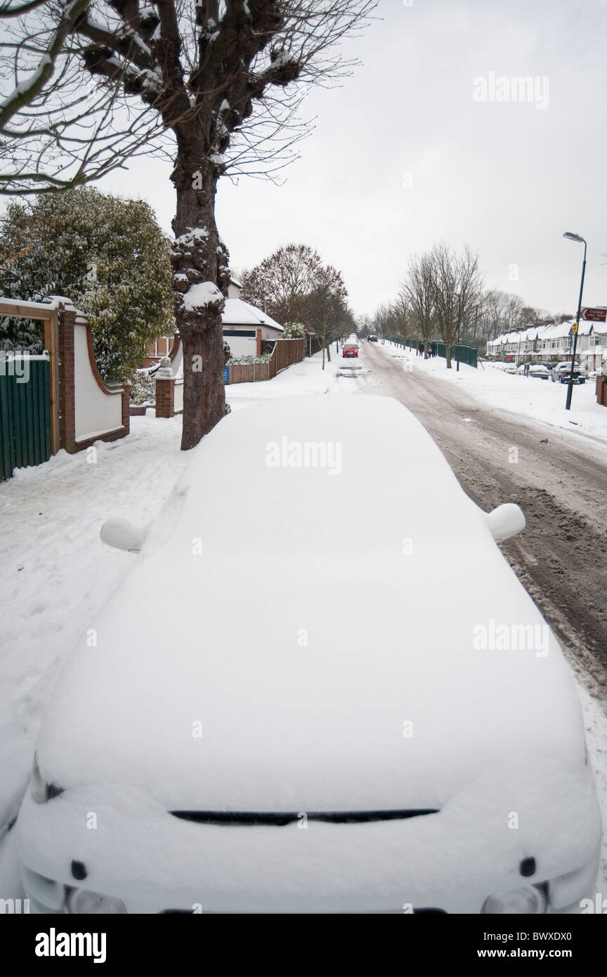 Coperta di neve auto, Londra Suburban Street Foto Stock