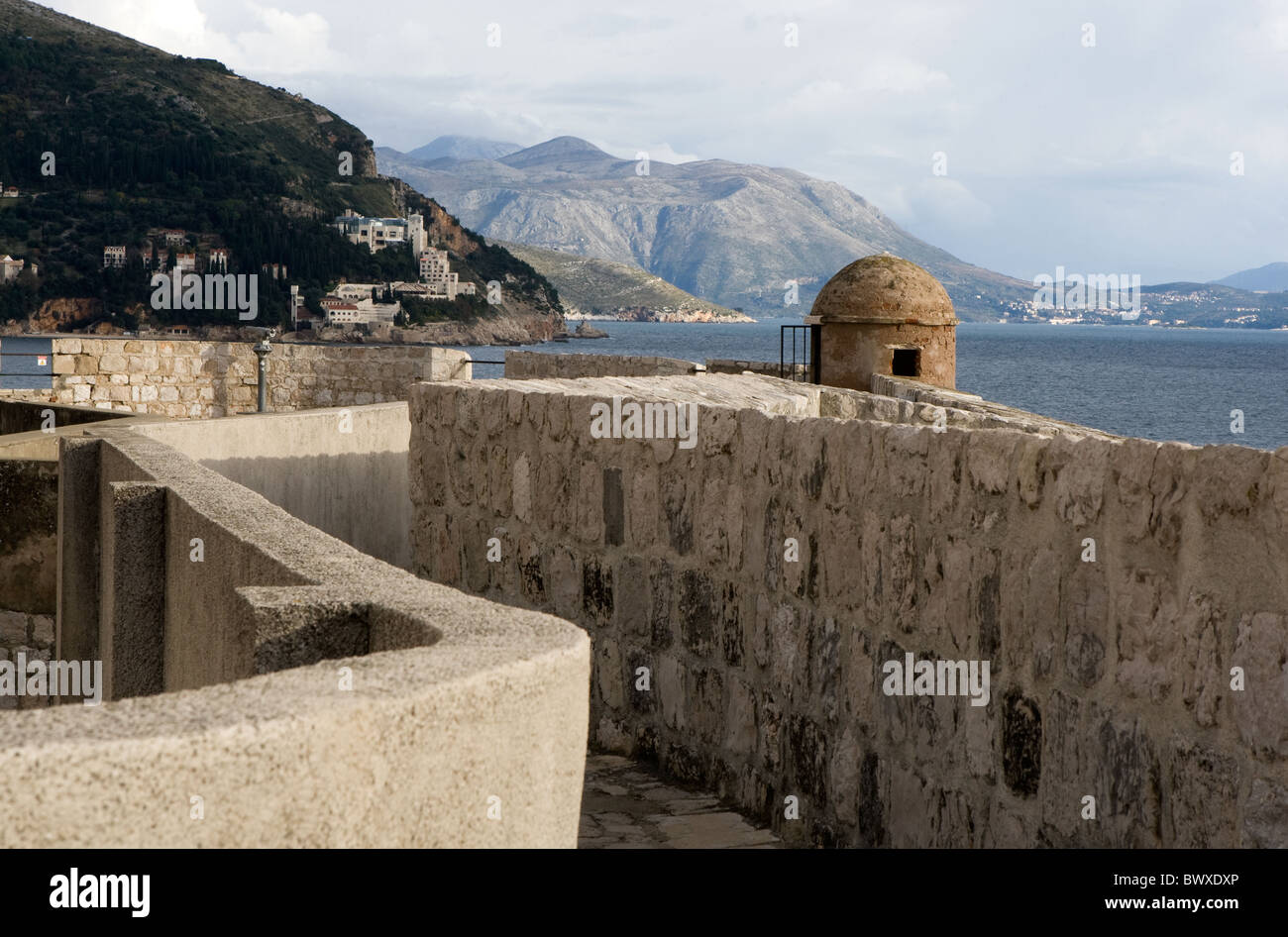 Vista lungo le mura di Dubrovnik Città Vecchia guardando verso est lungo la costa dalmata sul Mare Adriatico Foto Stock