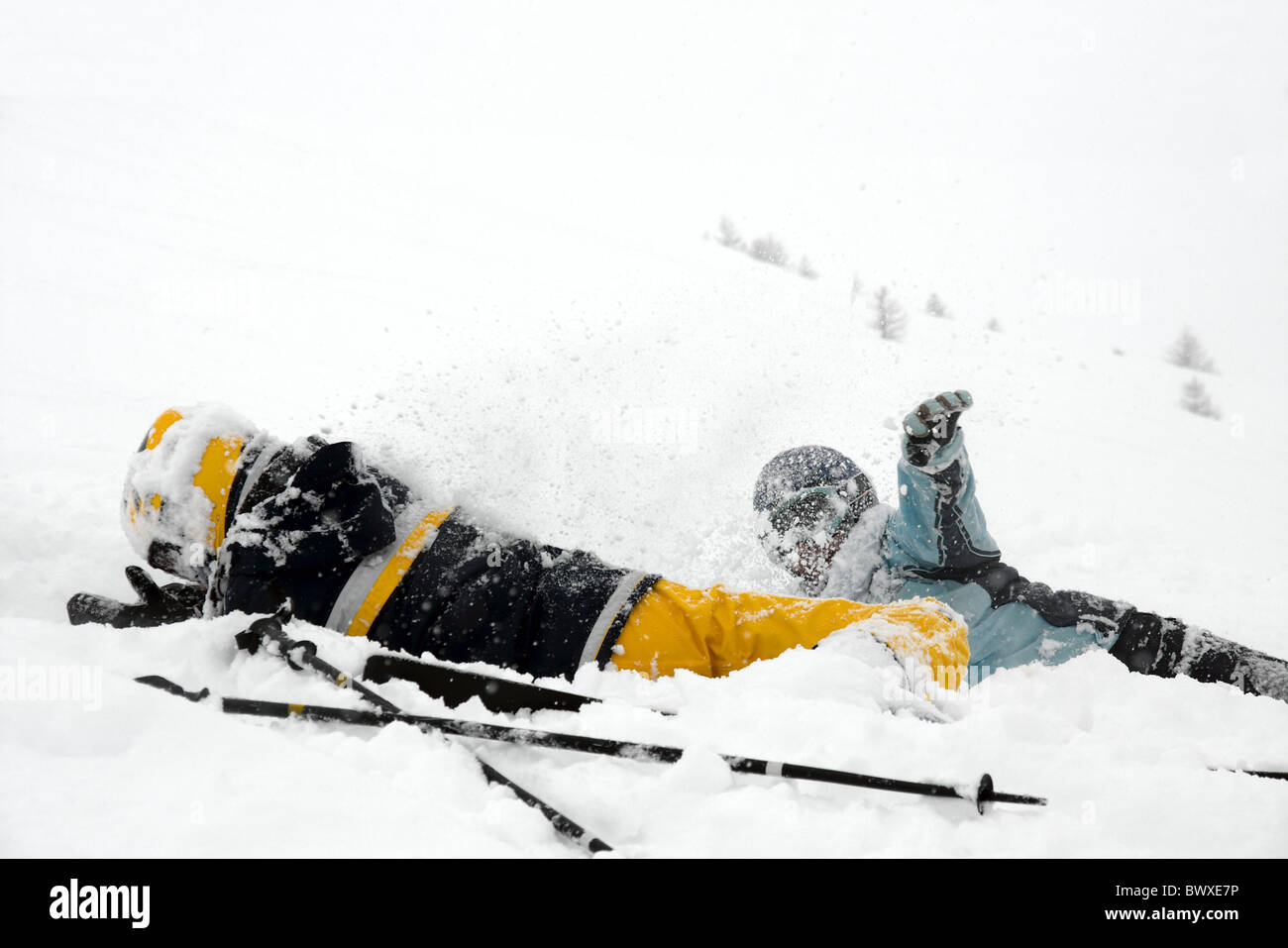Gli sciatori le ragazze a giocare nella neve Foto Stock