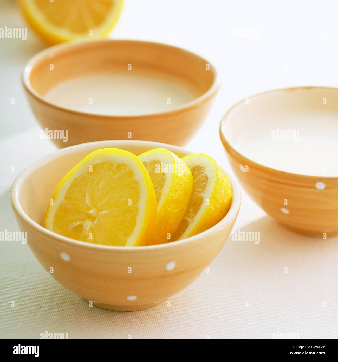 Le impostazioni di centro termale con le fette di limone Foto Stock