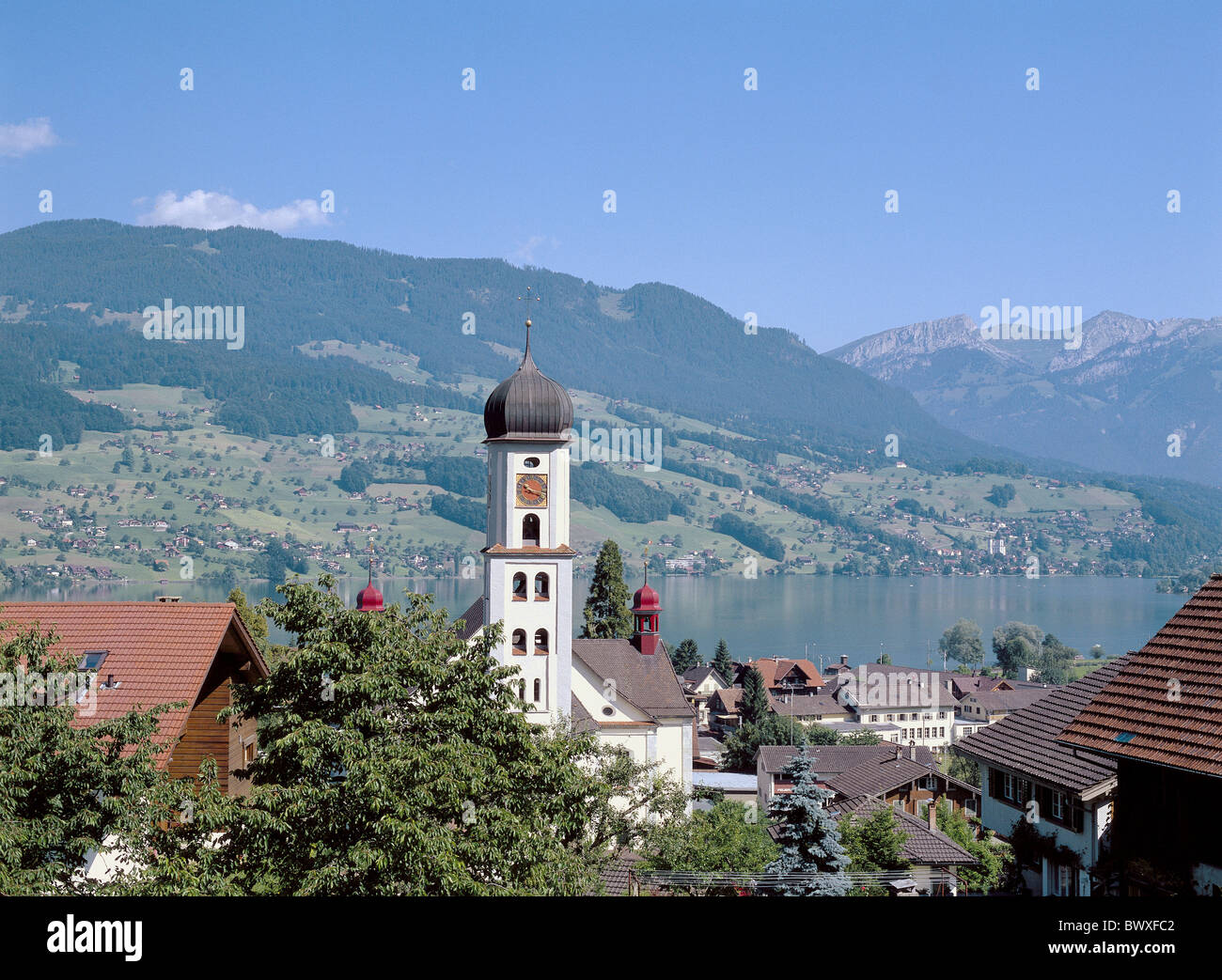 Svizzera Europa Obvaldo Sachseln panoramica steeple chiesa torre Lago di Sarnen montagne Foto Stock