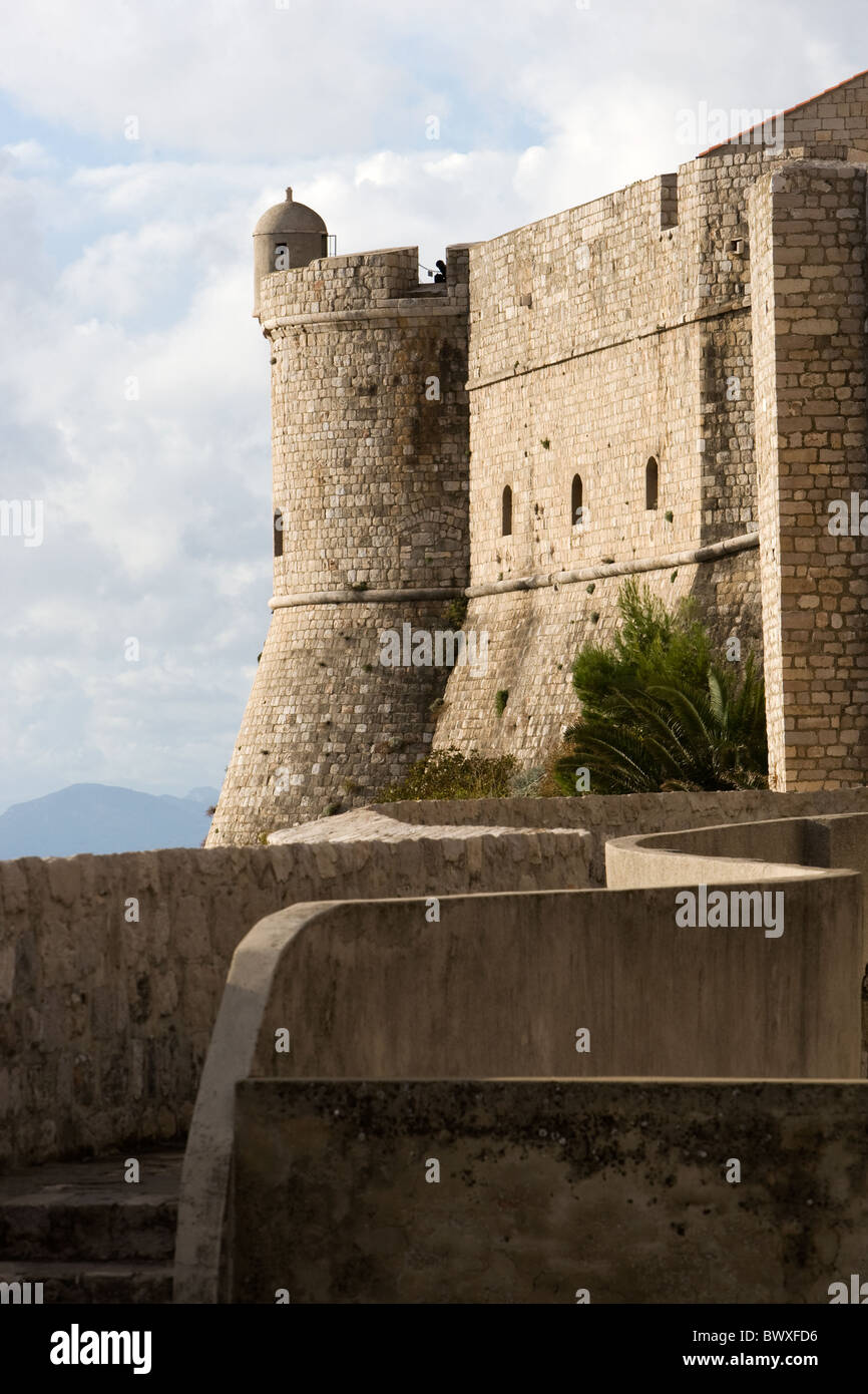 Vista verticale delle antiche mura della città di Dubrovnik, Croazia Foto Stock