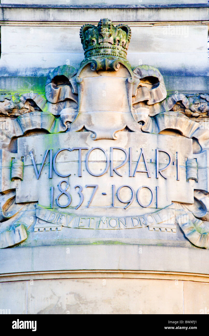 La regina Victoria statua plinto Bradford West Yorkshire Inghilterra Foto Stock