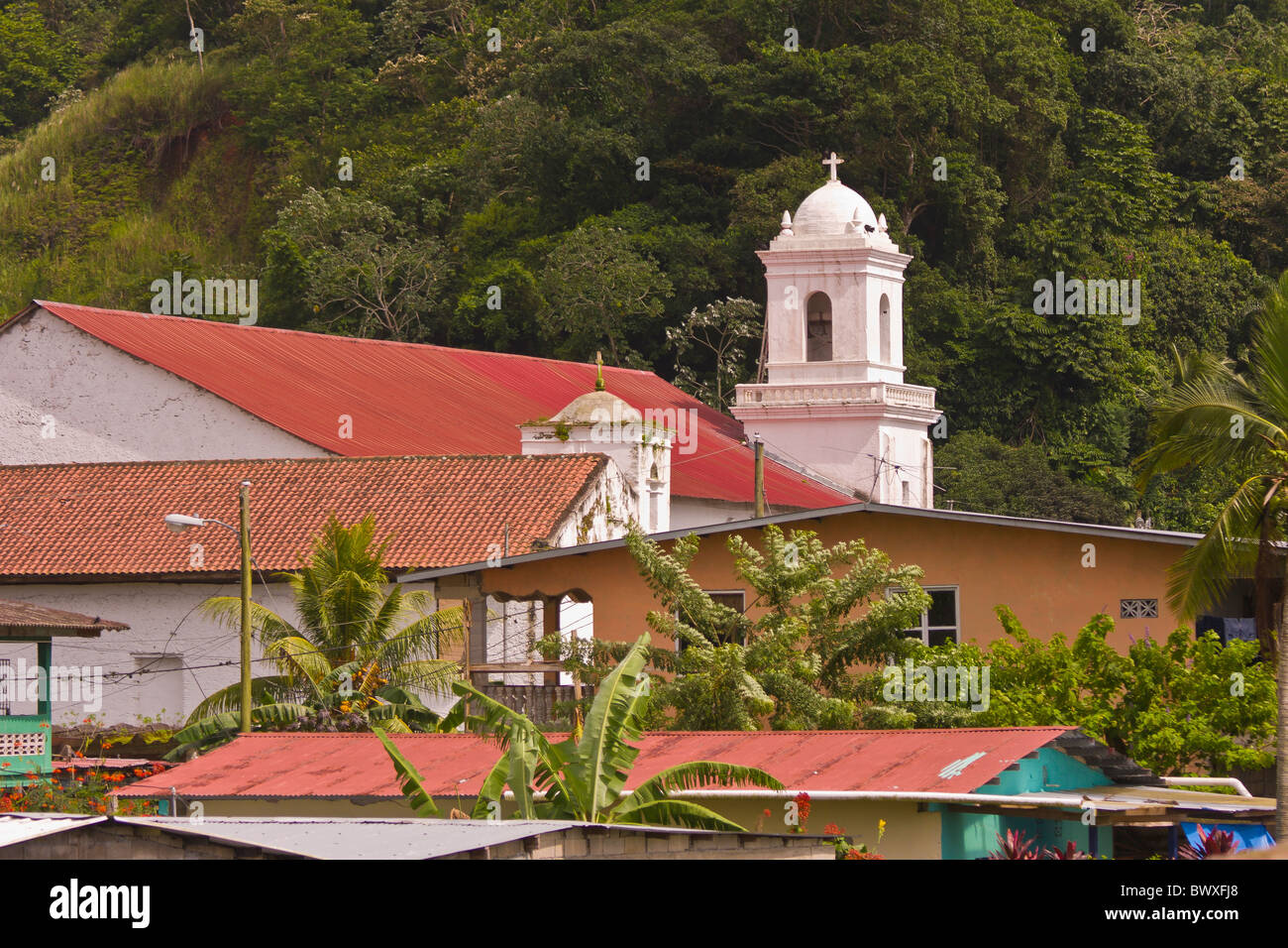 PORTOBELO, PANAMA - chiesa campanaria e tetti. Foto Stock