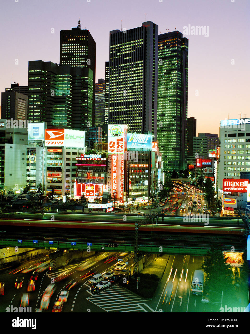 Autostrada i blocchi di appartamenti edifici ad alta giappone asia luci al neon di notte Shinjuku skyline Foto Stock