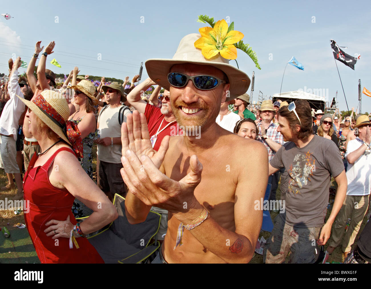 Hippie in mezzo alla folla presso il festival di Glastonbury Somerset REGNO UNITO Europa Foto Stock