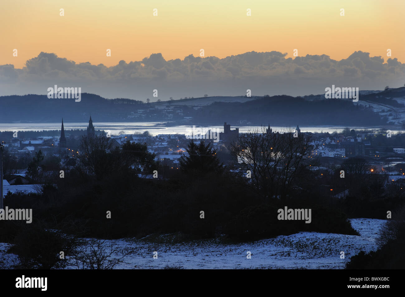 Crepuscolo invernale sulla città di Kirkcudbright, Dumfries e Galloway, Scozia del sud-ovest, Regno Unito. Guardando verso sud-ovest Foto Stock