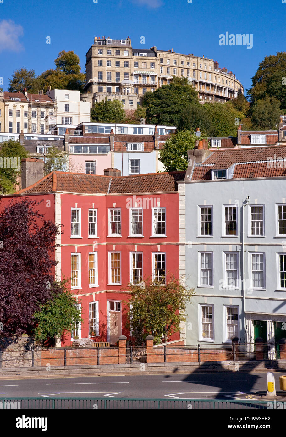 Colorate case in stile georgiano di Hotwells lungo il fiume Avon e la A4 strada in Bristol con la mezzaluna del Paragon in Clifton Foto Stock