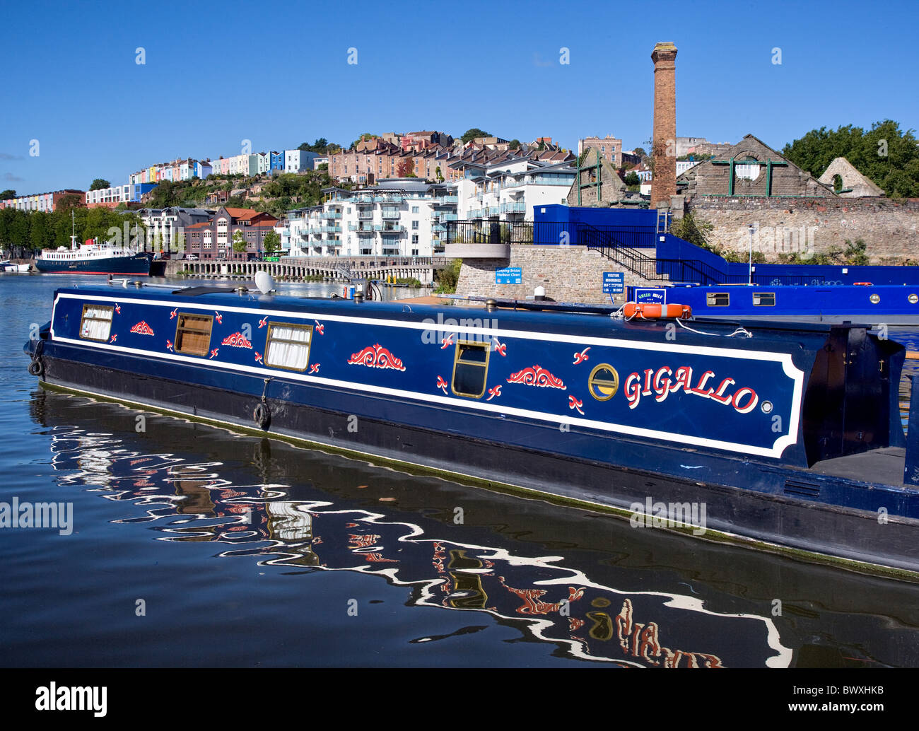 Canal barge in marina di Bristol Floating Harbour con harbouside appartamenti e le case di legno di Clifton e Hotwells oltre Foto Stock