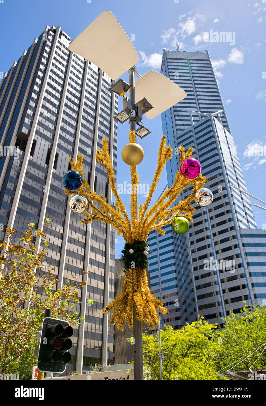 Le decorazioni di Natale di tinsel e palle colorate a Perth City business center in Australia Occidentale Foto Stock