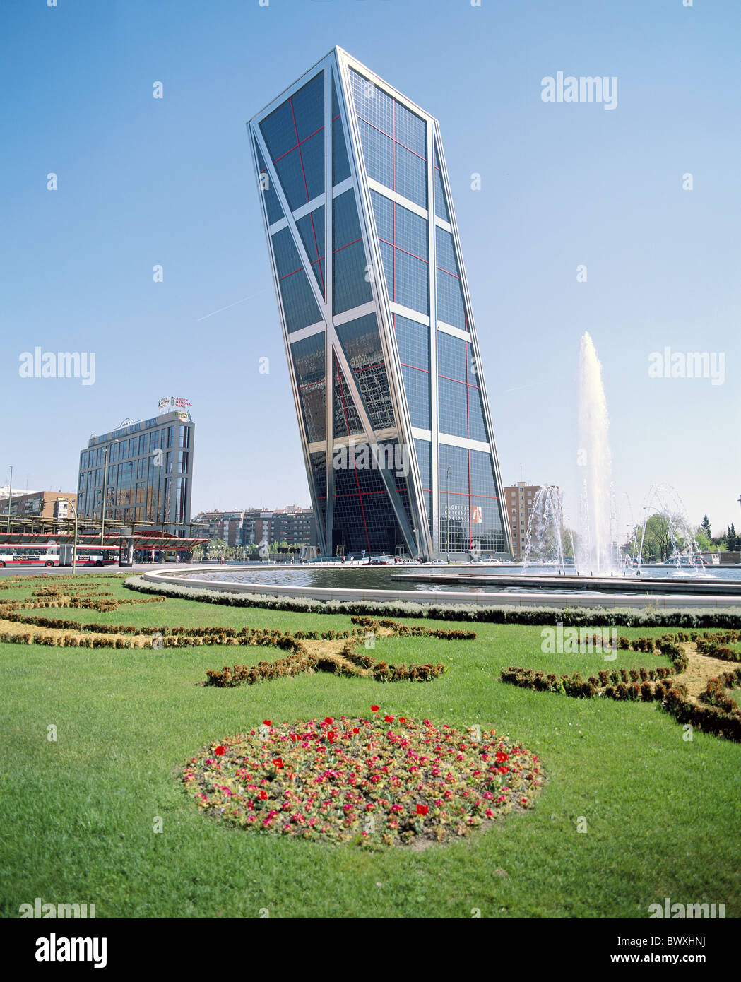 Fiori Castilla luogo Kyo blocco di appartamenti alto edificio prato Madrid Spagna Europa fontana Foto Stock