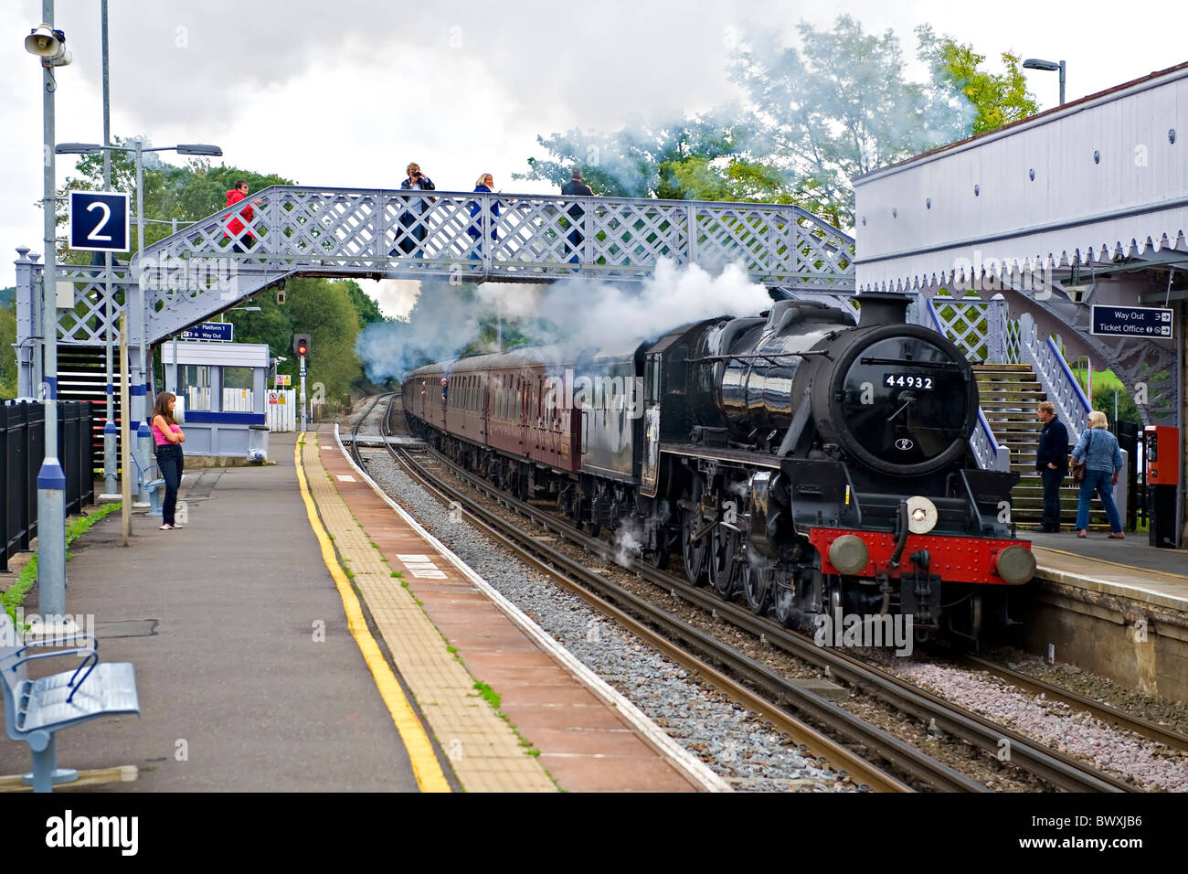 Vapore carta di bolina il treno diretto da 'Black 5' passa 44932 Etchingham, sussex, Regno Unito Foto Stock