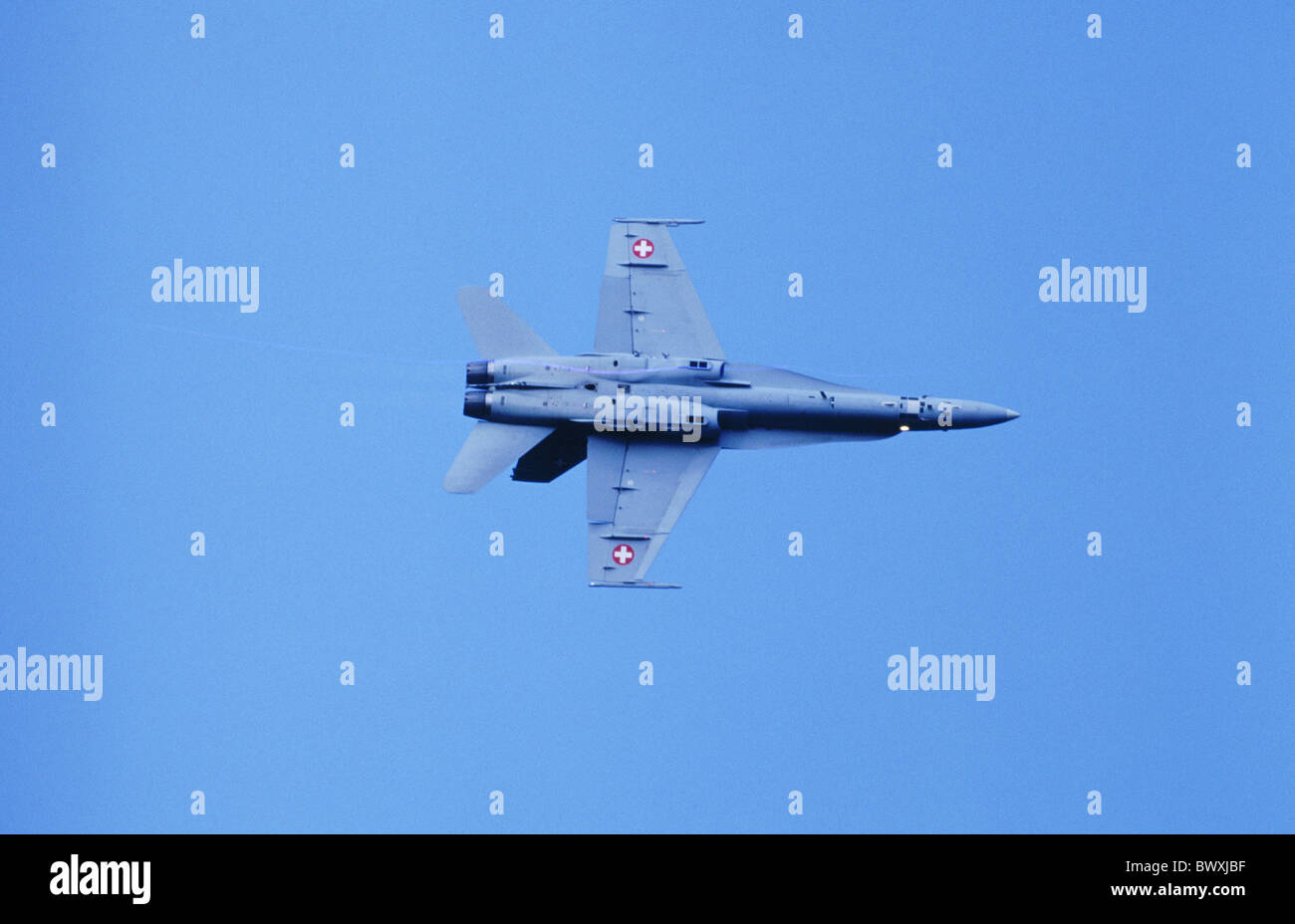 FA 18 Hornet McDonnell Douglas dal di sotto in volo Air force militare svizzera Europa aeroplano vola fi Foto Stock