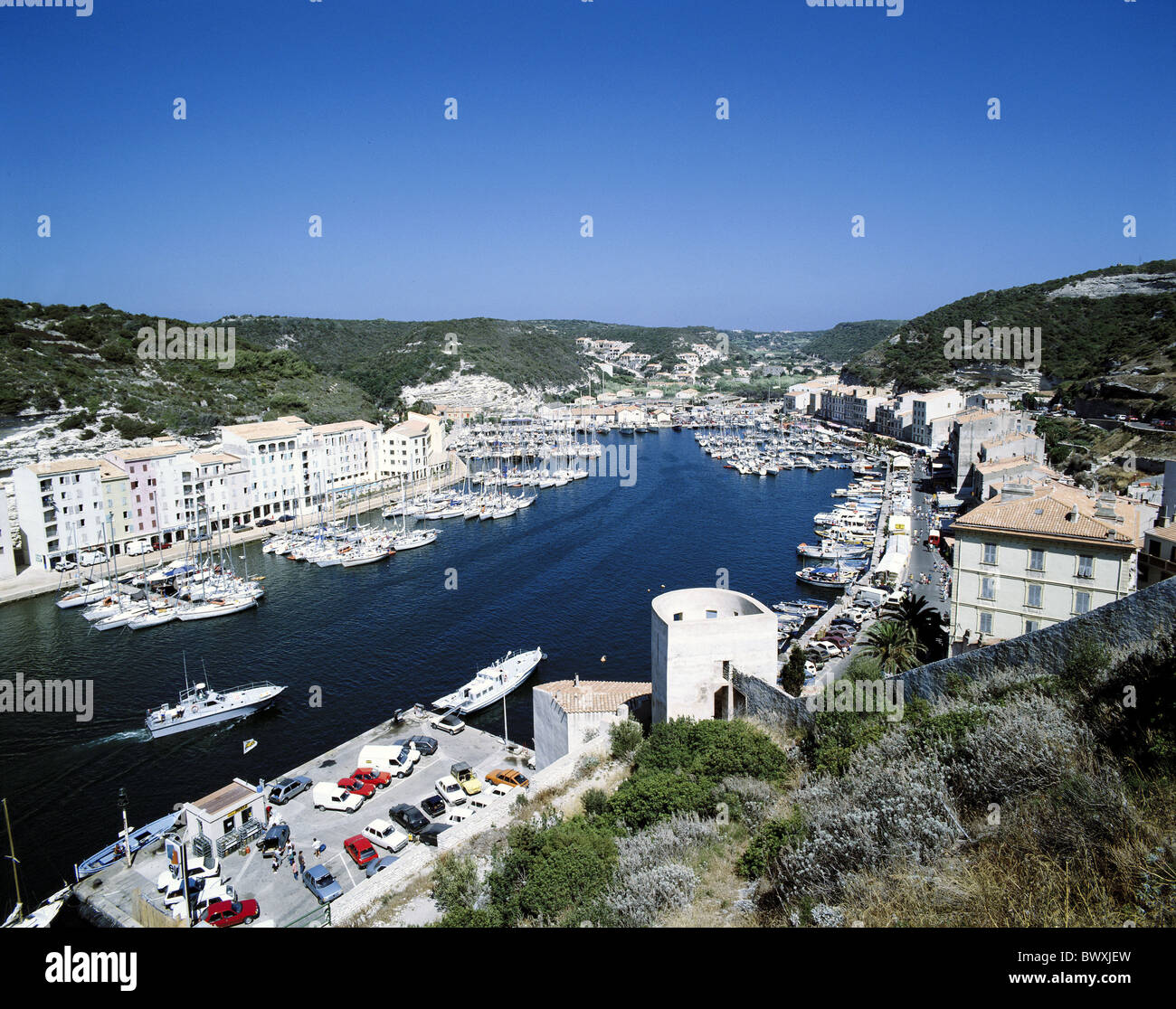 Francia Bonifacio Corsica porto acqua panoramica yachts barche case case Foto Stock