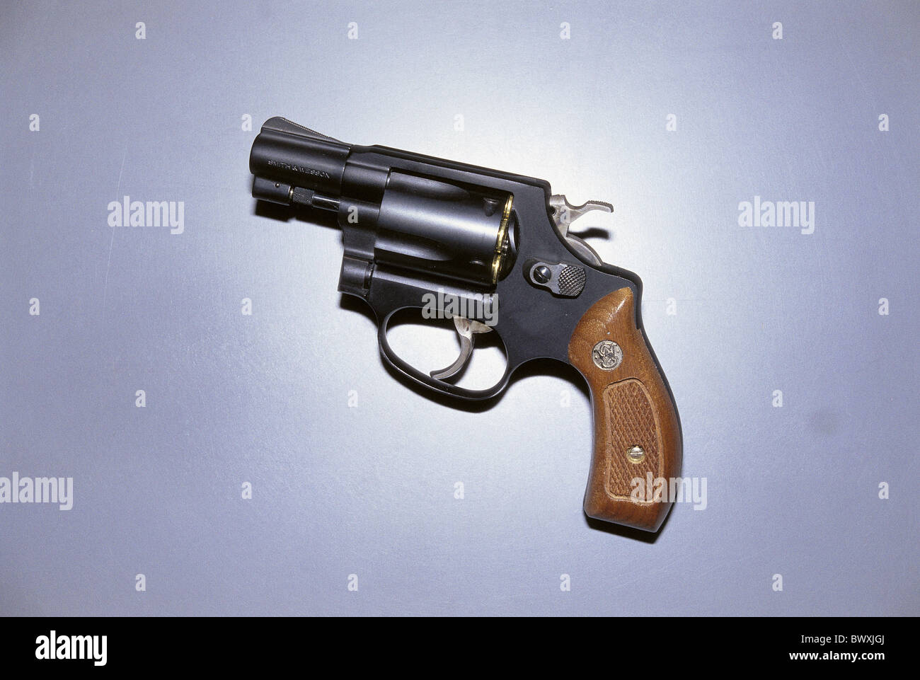 Crimini simbolo giacciono a revolver Smith and Wesson 38 speciale arma pistola arma da fuoco di armi la criminalità Foto Stock