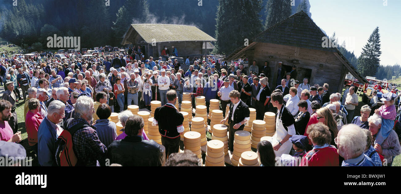 Alpine montagne delle Alpi Bernese Oberland Canton Berna pascoli alpini Chasteilet folklore tradizione formaggio Ju Foto Stock