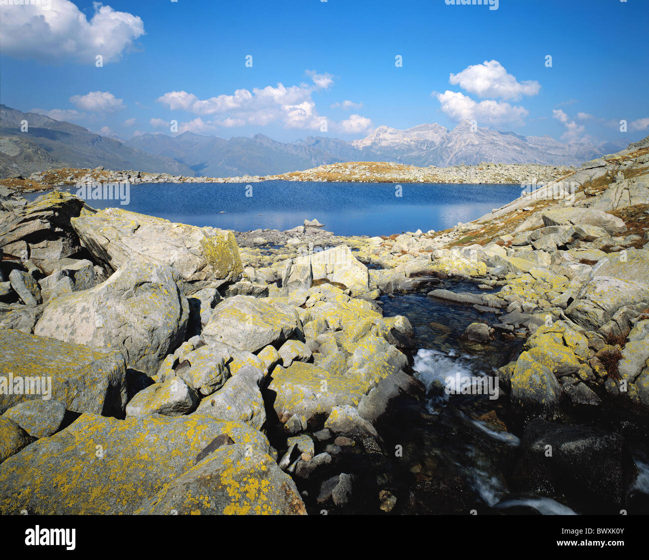 Panorama di montagna Alpi montagna lago erratici foundlings Svizzera Europa campo di pietra Gra Foto Stock