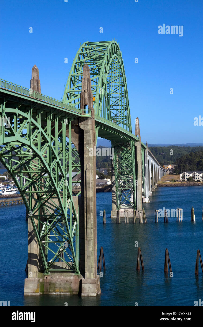 Yaquina Bay Bridge spanning Il Yaquina Bay a sud di Newport, Oregon, Stati Uniti d'America. Foto Stock