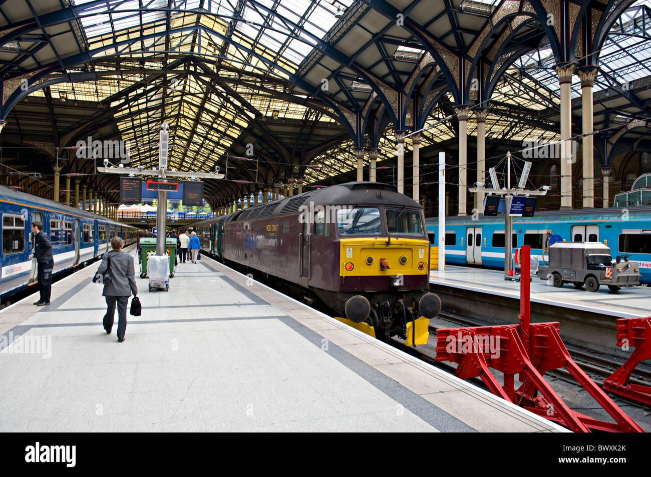 Liverpool Street Stazione Ferroviaria, London, Regno Unito West Coast Ferrovie classe 47 gasolio nella piattaforma con una carta speciale treno. Foto Stock