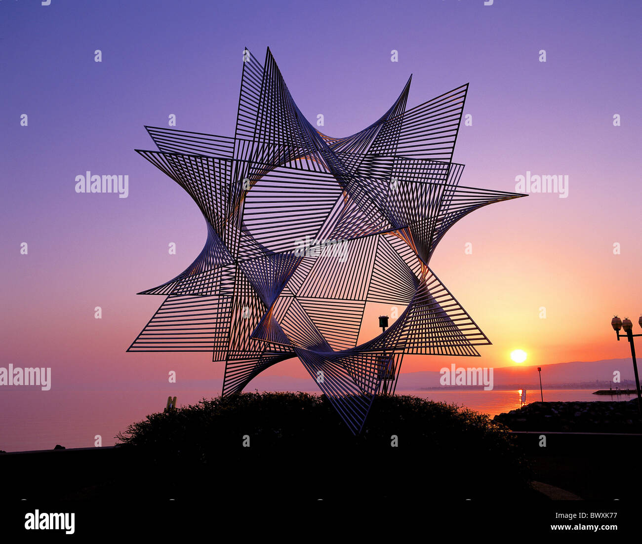 La scultura Svizzera Europa moderna a forma di stella in metallo sul lago al tramonto mare Lausanne Olympia Museum Foto Stock