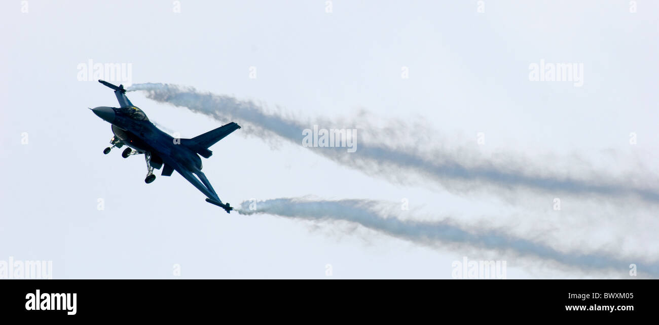 Belga di F-16A F16 Eastbourne Airshow Airbourne Air Show in volo e di stallo con fumo trailing da ali Foto Stock