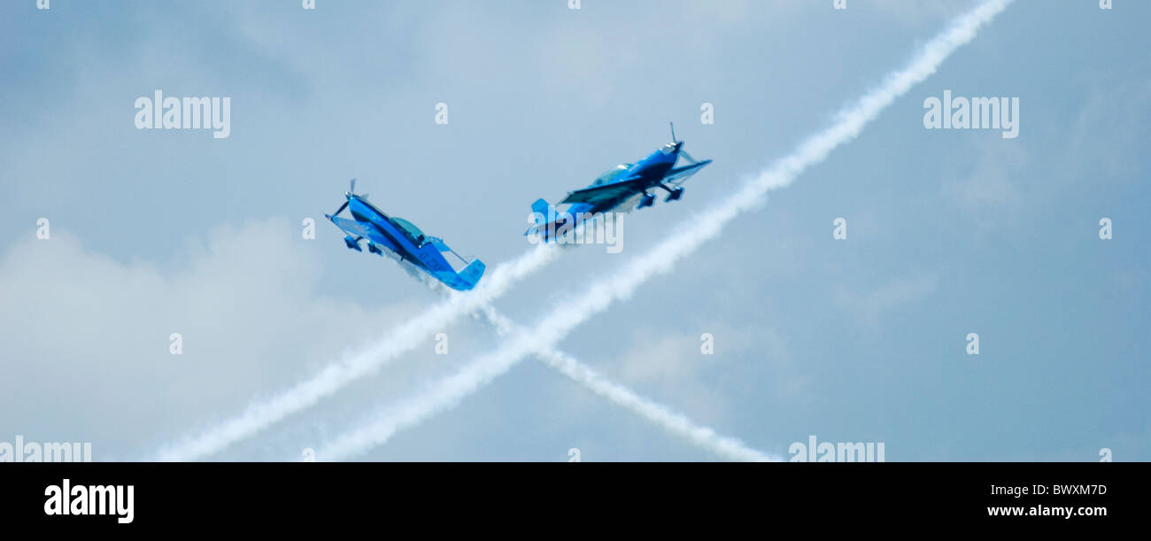 Le lame extra 300 facendo una croce su flypast stunt con coda di fumo Foto Stock