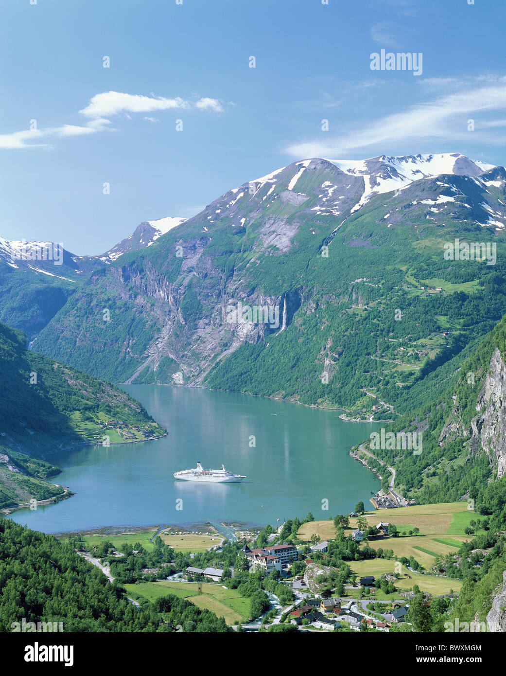 Villaggio di montagna di fiordi il Geirangerfjord nave da crociera nave da crociera Norvegia Europa panoramica Foto Stock