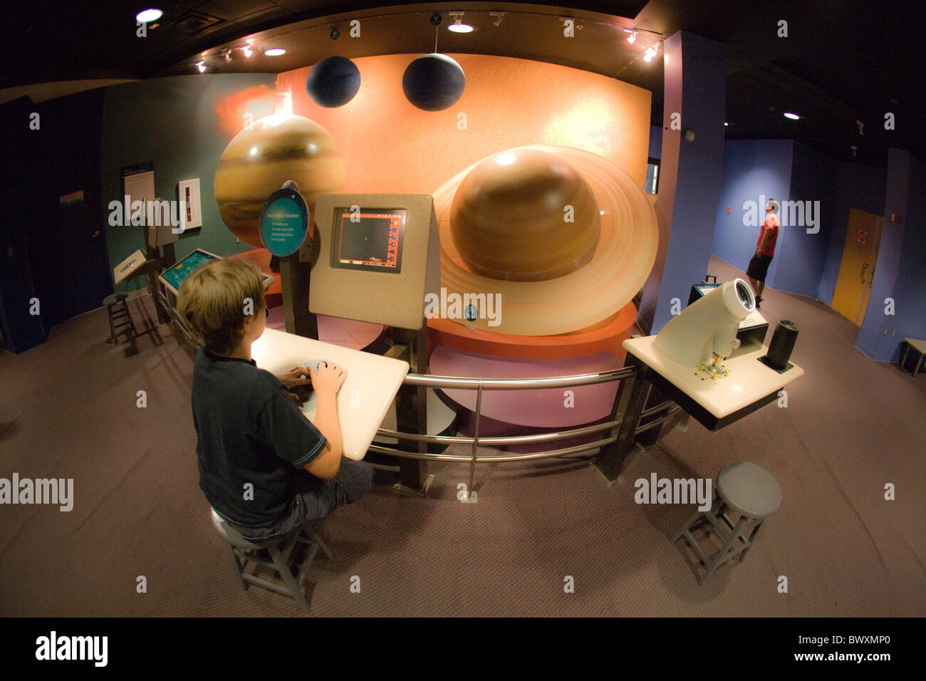 Ragazzo di undici anni utilizzando il software interattivo per imparare a conoscere il sistema solare, il Museo di Storia Naturale Foto Stock