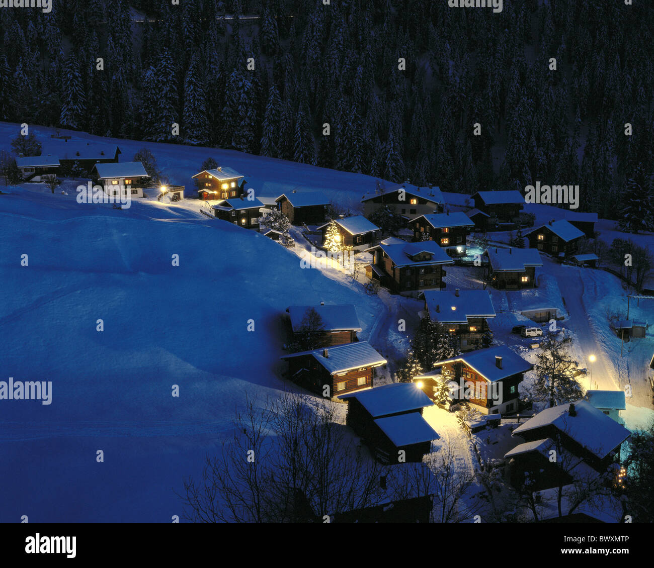 Villaggio Grigioni Grigioni house home Langwies di notte Schanfigg Svizzera Europa panoramica snow-covere Foto Stock