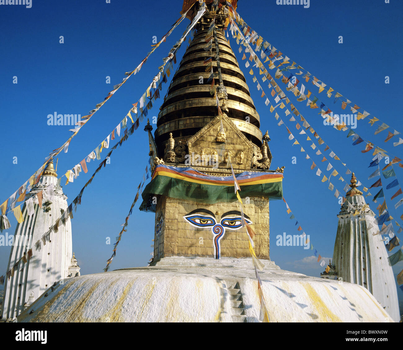 Occhi bandiere sito santo luogo Katmandu Nepal Asia Stupa torre Swayambunath rook Foto Stock