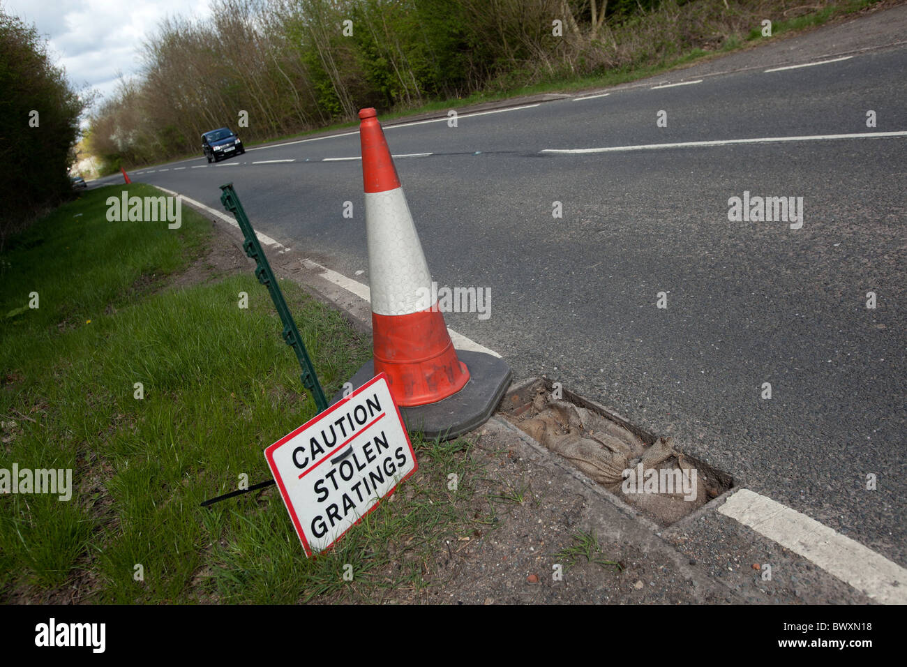 Digital signage sulla A4455 Fosse Way vicino Princethorpe, Warwickshire, avvisando gli utenti della strada per il pericolo di furto di reticoli Foto Stock