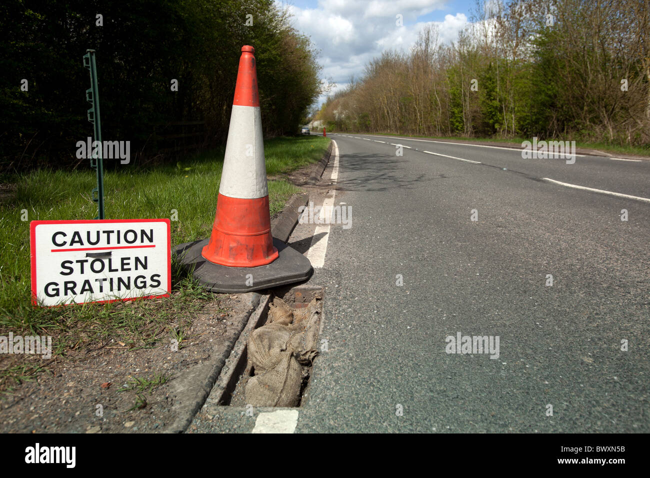 Digital signage sulla A4455 Fosse Way vicino Princethorpe, Warwickshire, avvisando gli utenti della strada per il pericolo di furto di reticoli Foto Stock