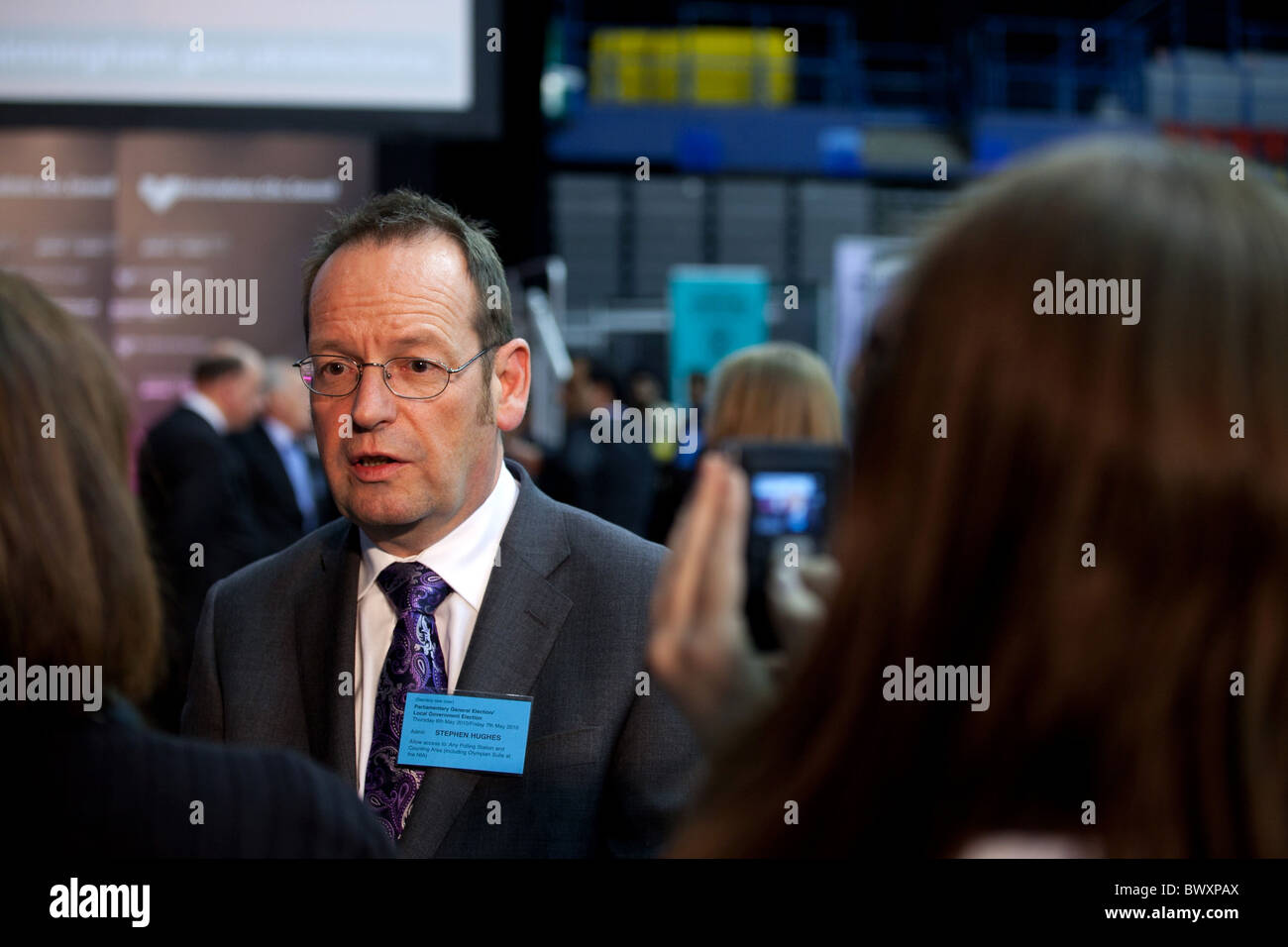 Stephen Hughes, Chief Executive di Birmingham City Council nel suo ruolo di ritorno dell elezione officer intervistata. Foto Stock