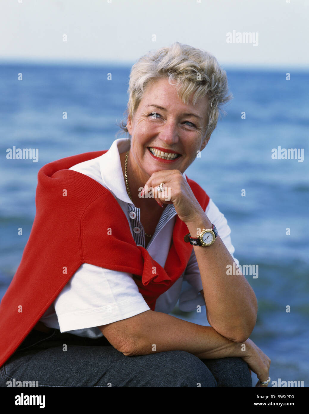 Al di fuori di donna sorriso medioevo vecchia persona senior citizen estate mare ritratto contently Foto Stock