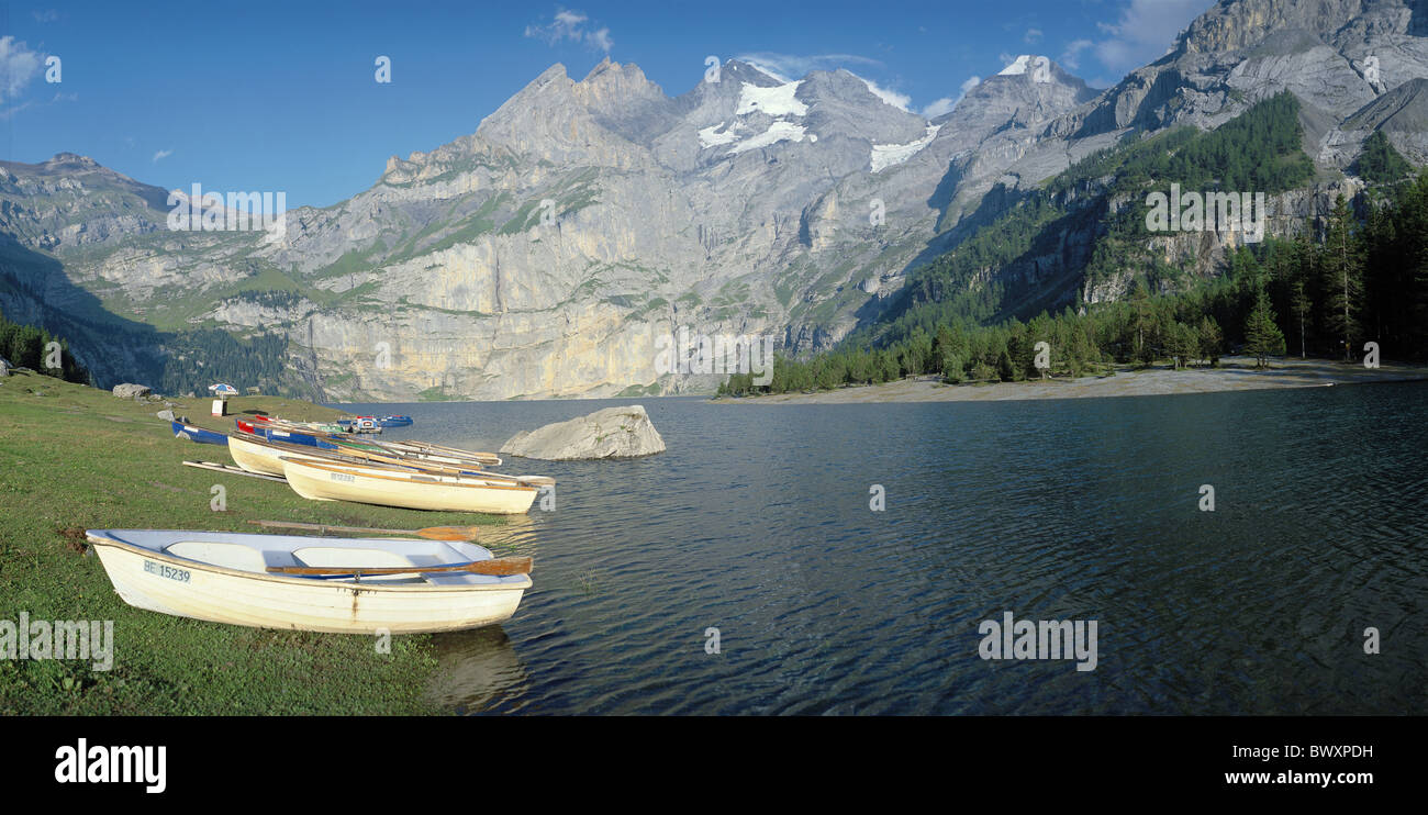 Luce della Sera Alpi Oberland Bernese montagne canton Berna vuote Imbarcazione diverse lago Lago Oeschinen rowi mare Foto Stock