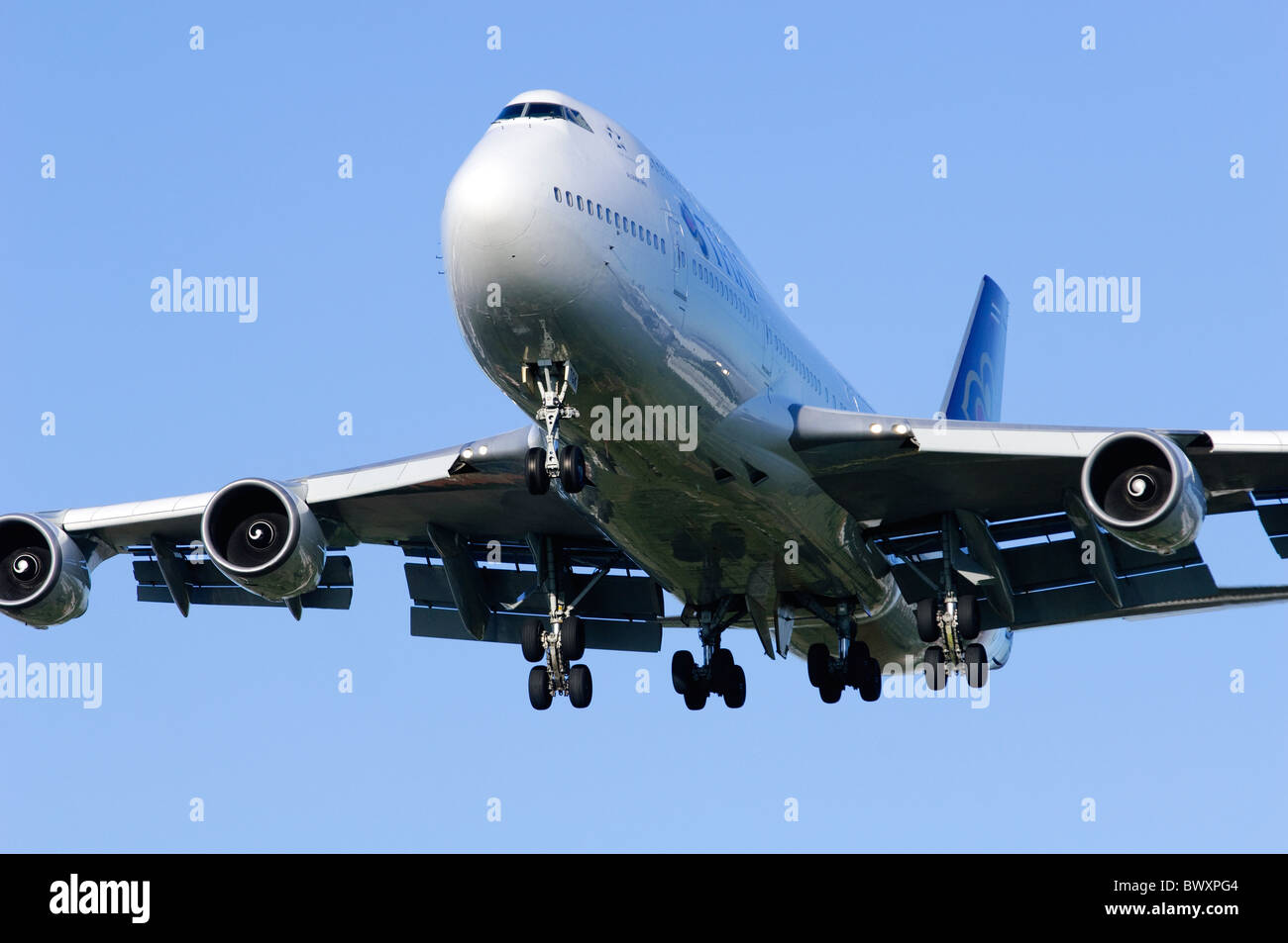 Boeing 747 jumbo jet azionato da Thai Airways sulla rotta di avvicinamento per l'atterraggio all'Aeroporto di Londra Heathrow Foto Stock