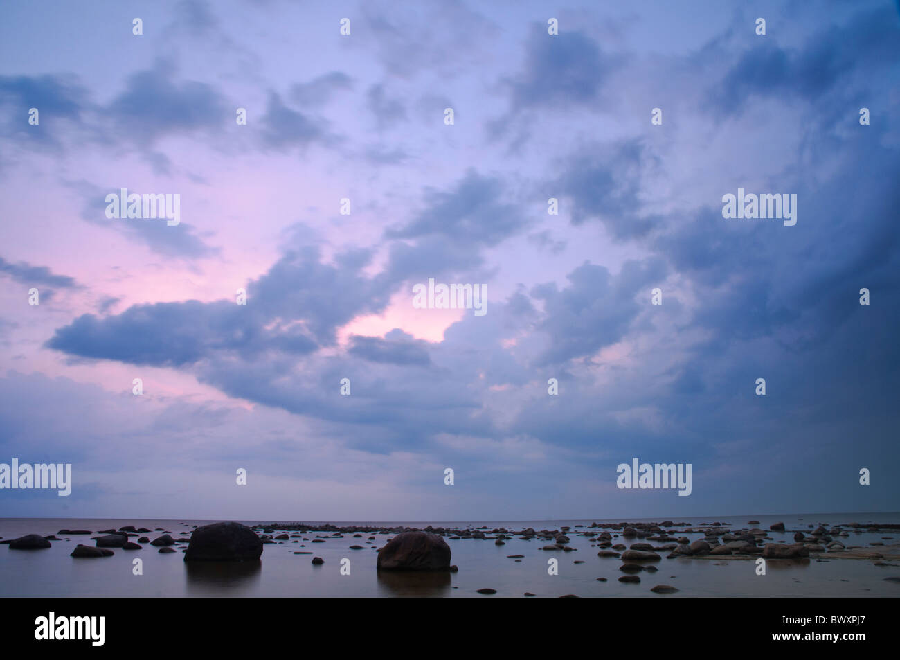 Paesaggio serale con rocce in un mare calmo Foto Stock