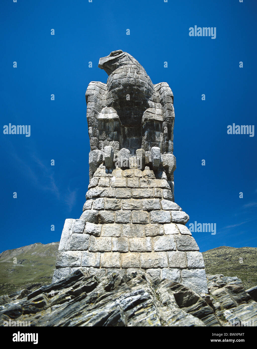 Materie plastiche pietra scultura figura eagle Svizzera Europa Vallese Simplonpass altezza di passare Foto Stock