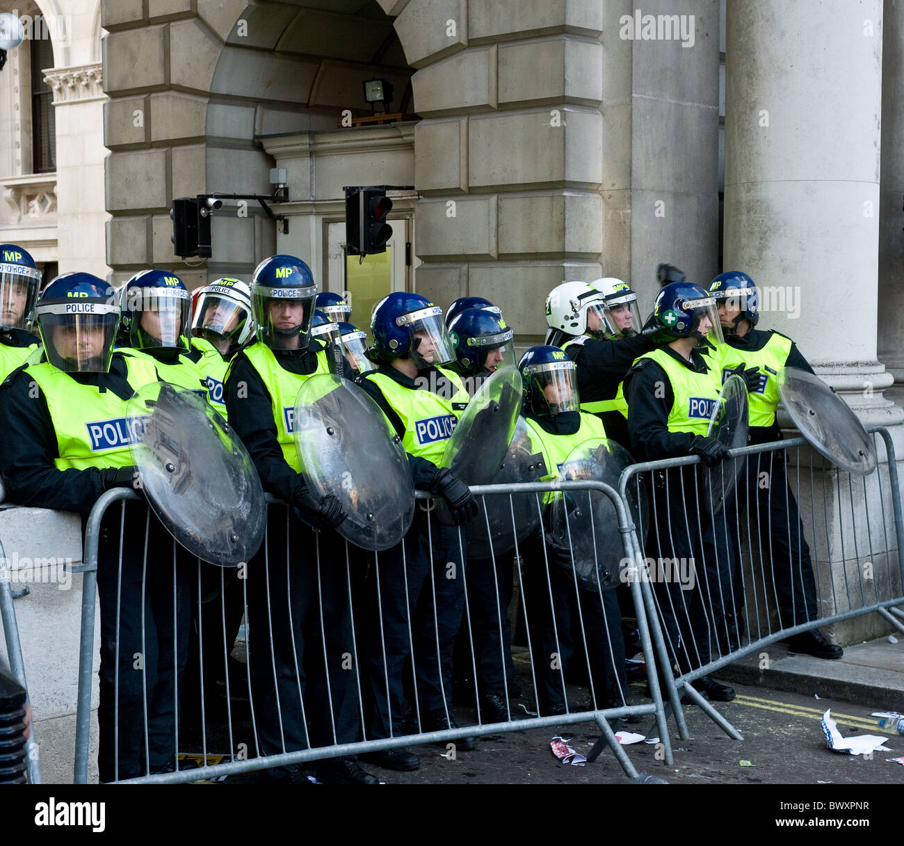 La Metropolitan Police in riot marcia a una manifestazione a Londra. Foto Stock