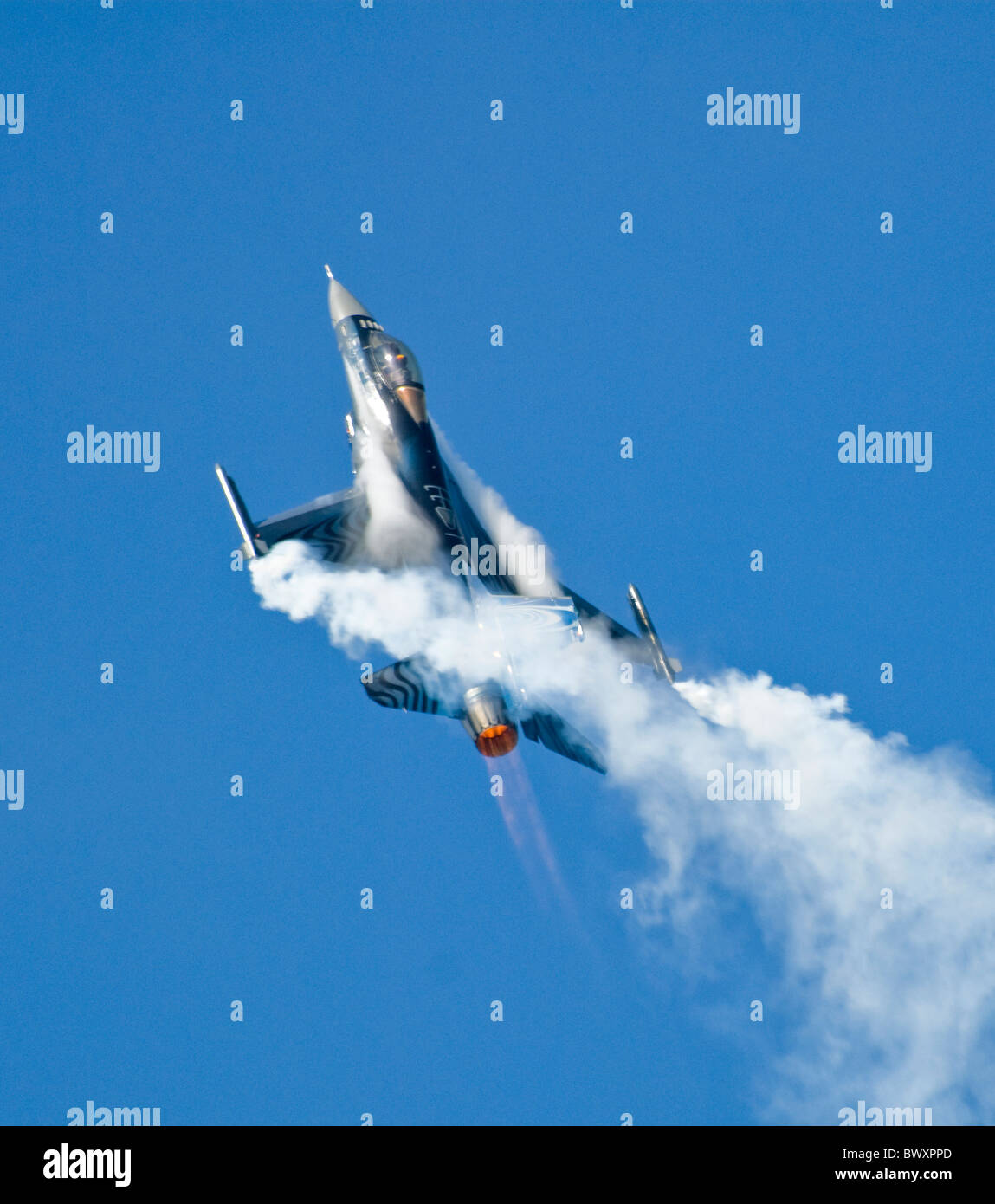 Belga di F-16A F16 Eastbourne Airshow Airbourne Air Show in volo di spinta verticale di fumo di tallonamento e condensazione - jet dopo Foto Stock