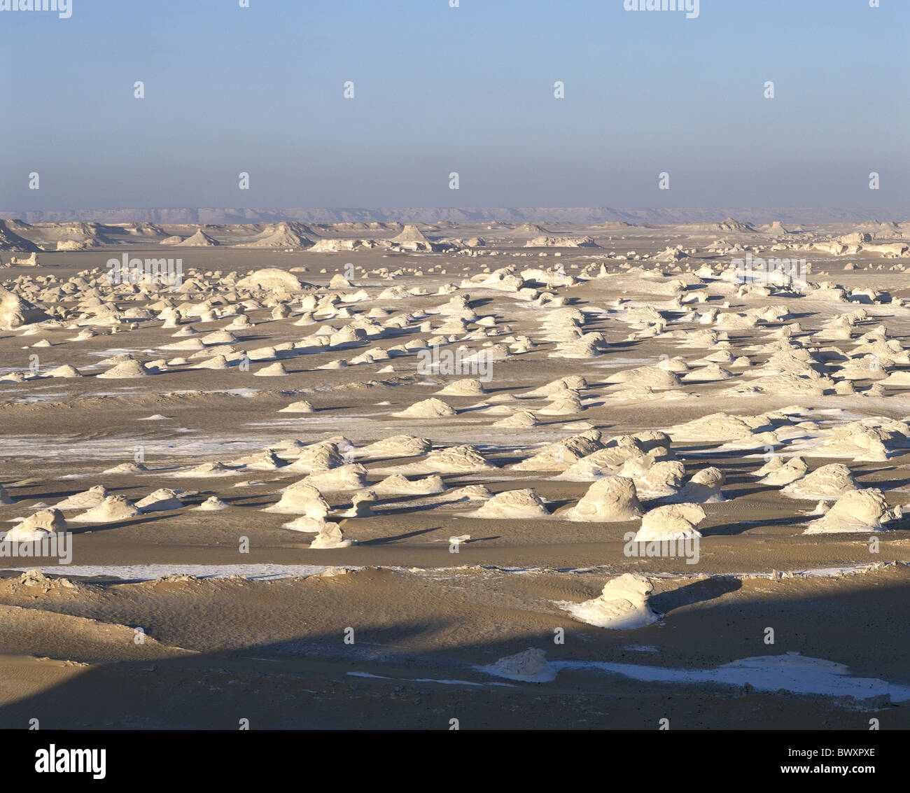 Sera sun Egitto Nord Africa roccia formazioni rocciose scenario overview white desert Foto Stock