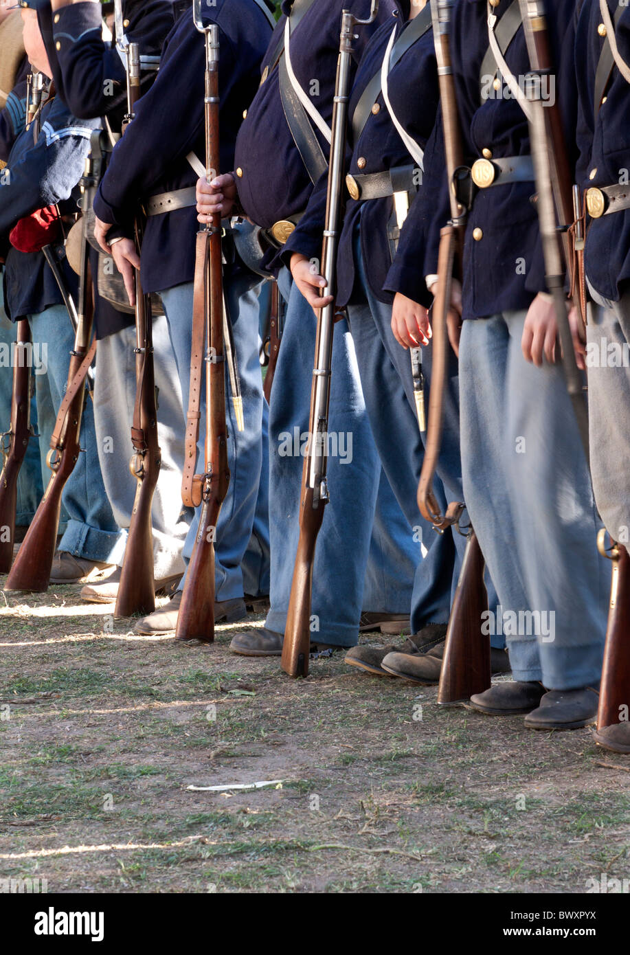 Unione permanente di soldati a attenzione durante il blu e grigio guerra civile Rievocazione Storica Foto Stock