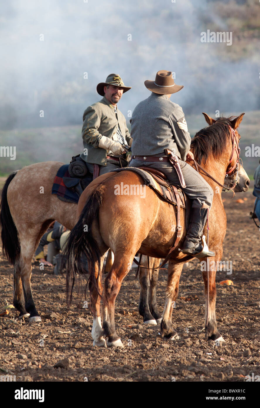 Due soldati confederati a discutere di strategia di lotta durante la Guerra Civile rievocazione battaglia di Gettysburg Foto Stock